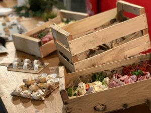 Cagettes gourmandes de charcuterie, fromages et bouchées salées, préparées par Charlie et Tom, traiteur à Bordeaux.
