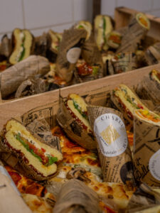 Cagettes gourmandes composées de buns, légumes grillés, wraps et tartes salées, préparées par Charlie & Tom pour une soirée étudiante